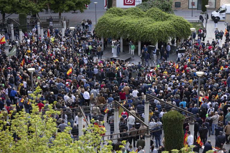 Abascal: «Al machito alfa Pablo Iglesias no le gusta que una mujer le lleve la contraria. Rocío Monasterio le ha cortado las dos orejas y el moño y ha huido con el rabo entre las piernas»