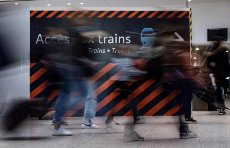 Los jóvenes se saltan el tercer confinamiento en Francia multiplicando su ingenio para divertirse en fiestas clandestinas