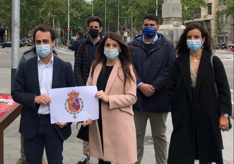 El PP defiende la Monarquía española frente a la «obsesión» de la alcaldesa de Podemos Ada Colau por eliminar los símbolos del Estado en Barcelona
