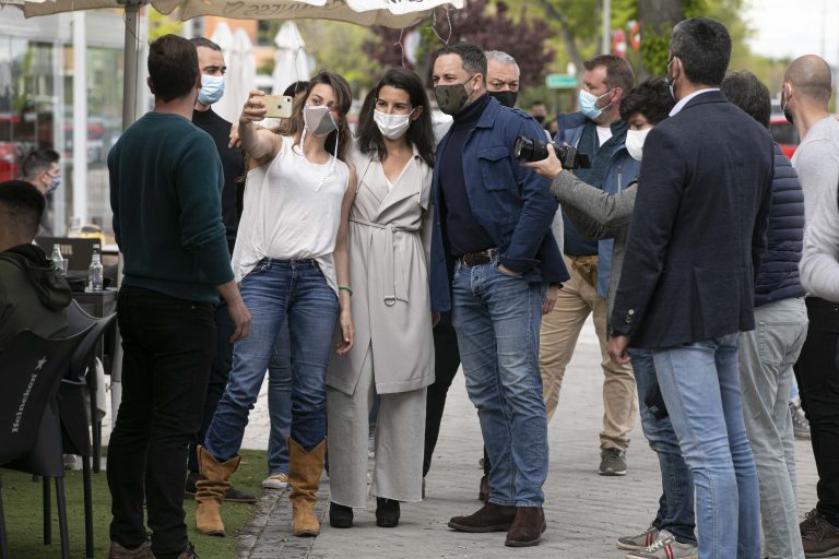 Fotografías mitin del 4M de VOX en el barrio de Errejón y Sánchez con Abascal y la candidata Monasterio