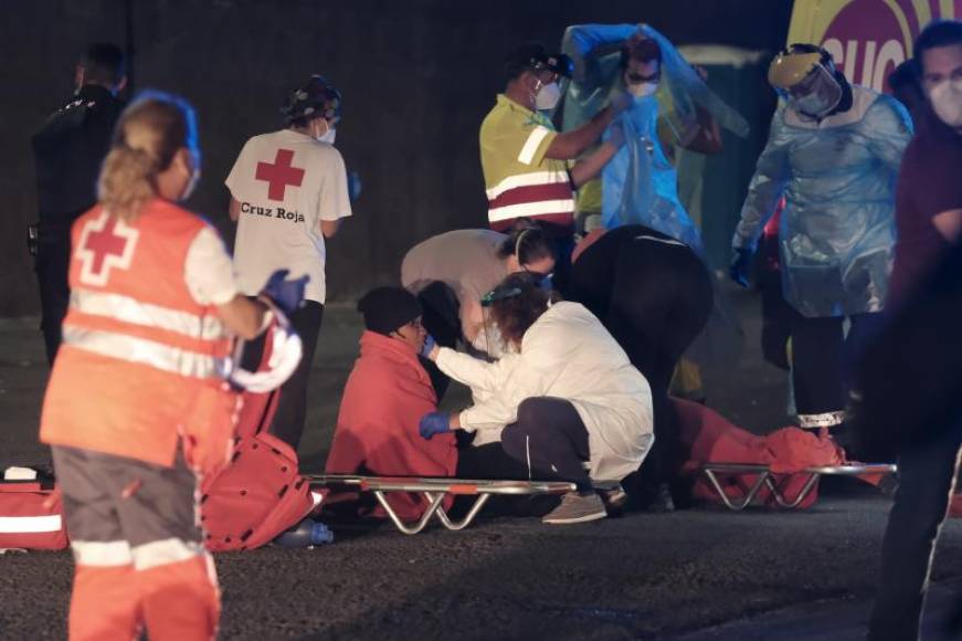 FOTOGRAFÍA. RGUINEGUÍN (ESPAÑA), 09.04.2021. Los servicios de emergencias atienden a los inmigrantes tras su llegada al puerto de Arguineguín, esa madrugada. Efe