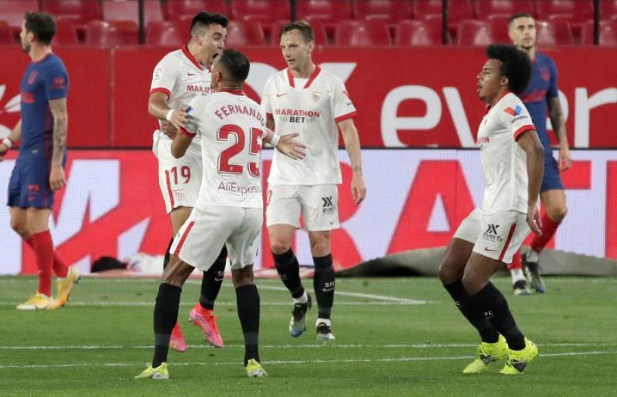 FOTOGRAFÍA. SEVILLA (ESPAÑA), 0.04.2021. El lateral del Sevilla Marcos Acuña (i) celebra con sus compañeros tras marcar ante el Atlético de Madrid. Efe