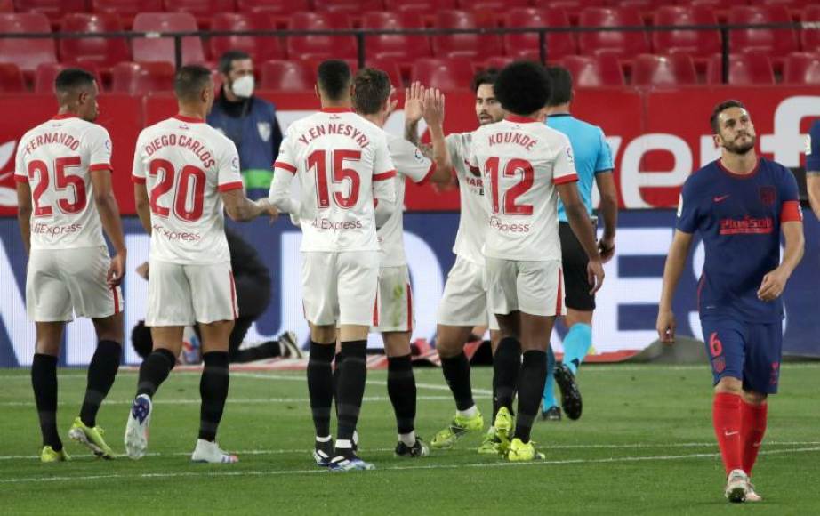 FOTOGRAFÍA. SEVILLA (ESPAÑA), 04.04.2021. Los jugadores del Sevilla celebran tras marcar ante el Atlético de Madrid, durante el partido de Liga en Primera División.. Efe