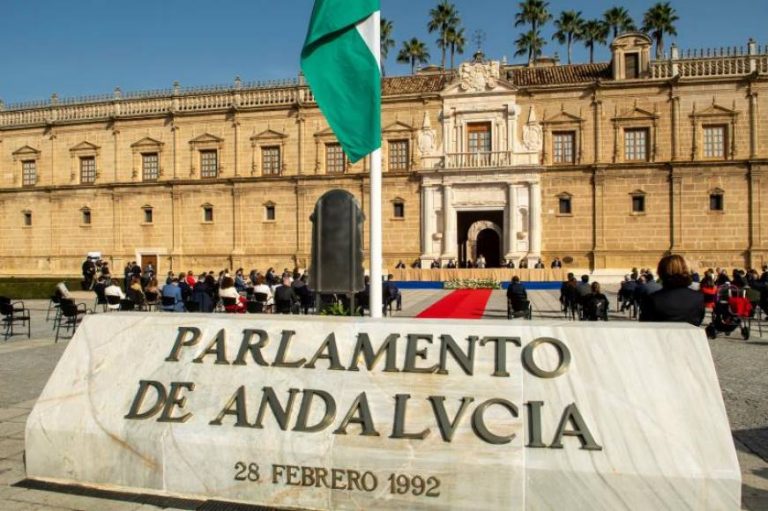 VOX pasa en Andalucía pisándole los talones al PSOE y gobernaría Andalucía con el PP mientras Podemos e Izquierda Unida se quedan fuera el Parlamento