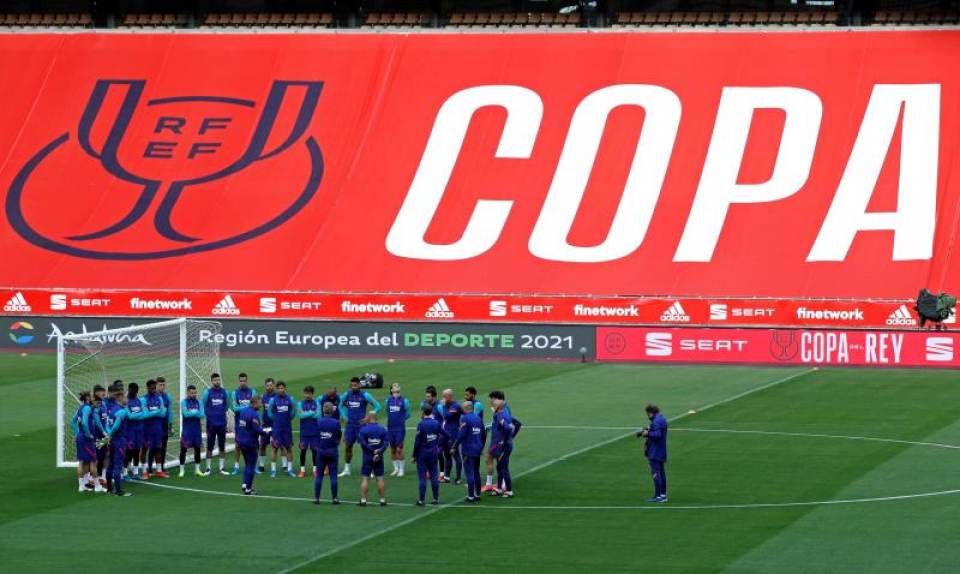 FOTOGRAFÍA. SEVILLA (ESPAÑA), 16.04.2021. El entrenador del Barcelona, Ronald Koeman (c-i), dirige el entrenamiento de este viernes en el estadio de La Cartuja de Sevilla. Efe