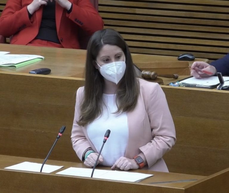 La portavoz de Podemos utiliza el insulto para justificar que no apoyan la iniciativa de VOX en defensa de la salud de los sanitarios