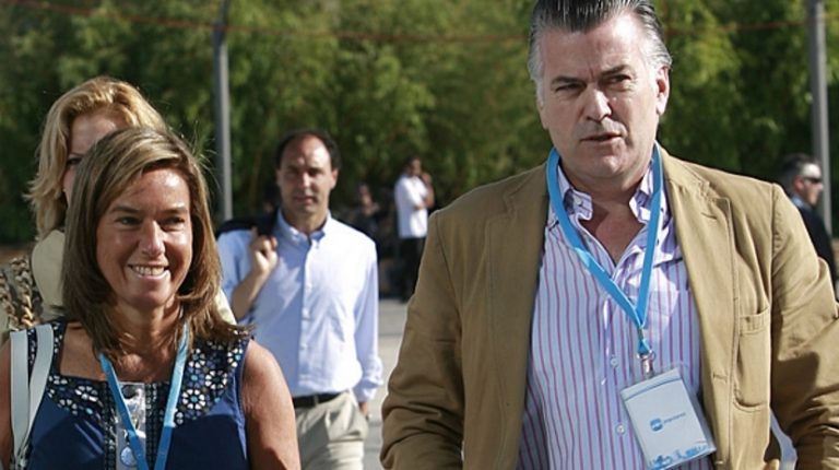 FOTOGRAFÍA. VALENCIA (COMUNIDAD VALENCIANA) REINO DE ESPAÑA. 22 DE JUNIO DE 2008. En la imagen el tesorero y miembro de la ejecutiva nacional del Partido Popular (PP), José Luis Bárcenas Gutiérrez (Luis Bárcenas) (d); junto a la miembro de la Ejecutiva nacional de este partido, Ana Mato Adrover (i), durante el congreso nacional que los populares celebran en Valencia este fin de semana del 22 de junio de 2008. Efe