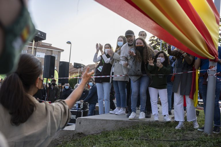 Galería mitin de VOX en Villanueva del Pardillo: «Ni los ataques, ni las piedras ni los controles que hemos pasado para llegar hasta aquí pueden con nosotros»