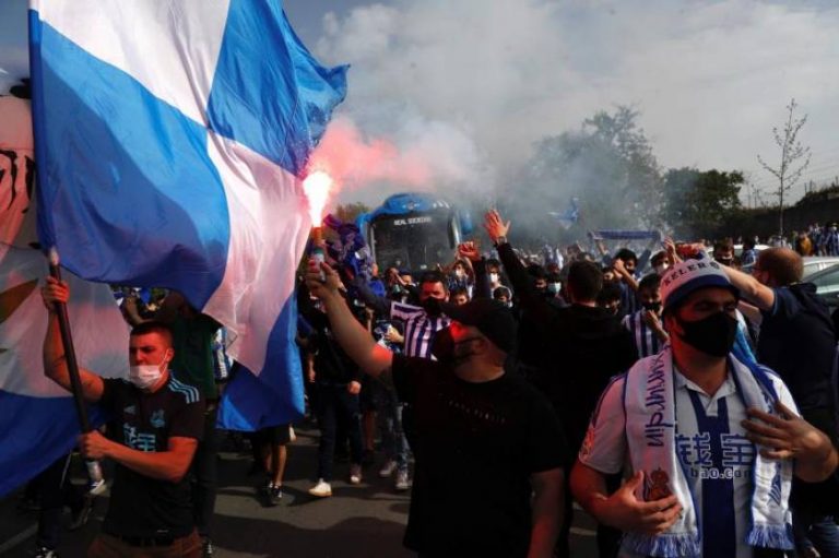 Cientos de aficionados de la Real Sociedad despiden al equipo que viaja para la final de la Copa del Rey