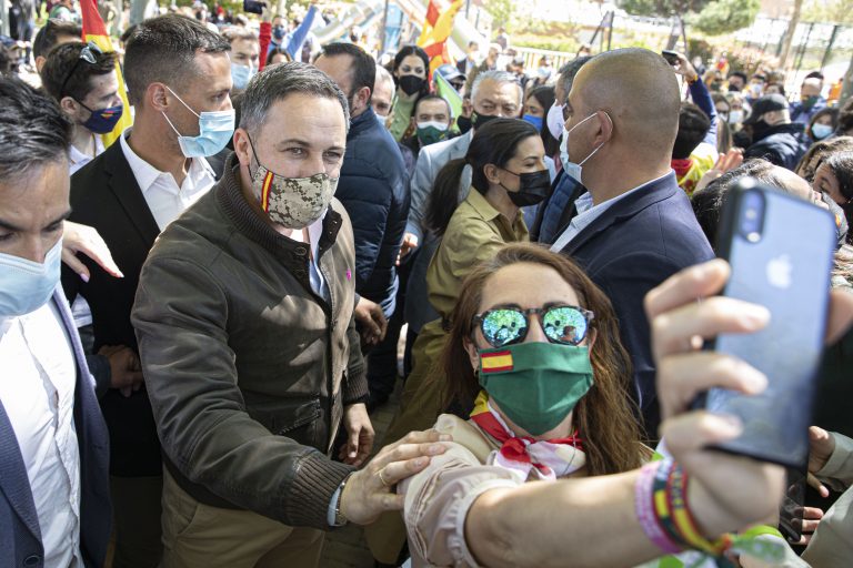 Fotografías del mitin del 4M de VOX en Boadilla del Monte: «¿Cómo pudo votar el PP con Podemos que oculta los abusos sexuales a las niñas tuteladas de Baleares»