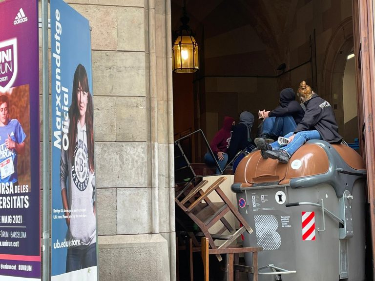 Los estudiantes separatistas se encierran en la Universidad de Barcelona indefinidamente