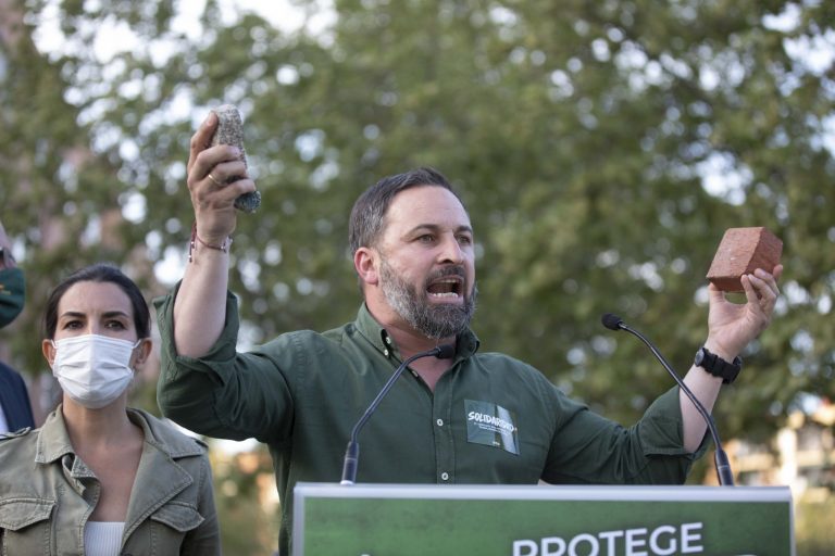 Campaña electoral del 4M de Madrid. Abascal: «Ni con piedras ni con palos ni con tiros, ¡VOX no da ni un paso atrás!»