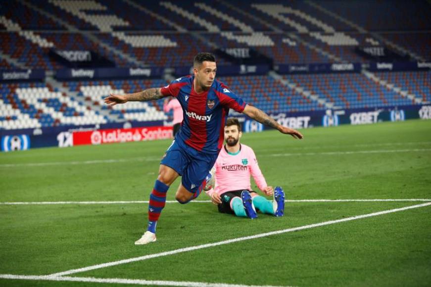 FOTOGRAFÍA. VALENCIA (ESPAÑA), 11.05.2021. El jugador del Levante, Sergio León, celebra el tercer gol en presencia del defensa del Barcelona, Gerard Piqué. Efe