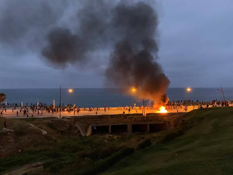FOTOGRAFÍA. CASTILLEJOS (MARRUECOS, 19.05.2021. Decenas de Inmigrantes ilegales marroquíes, la mayoría Menores Extranjeros No Acompañados (MENA), se encuentran en la entrada de Fnidq (Castillejos), Marruecos. Efe