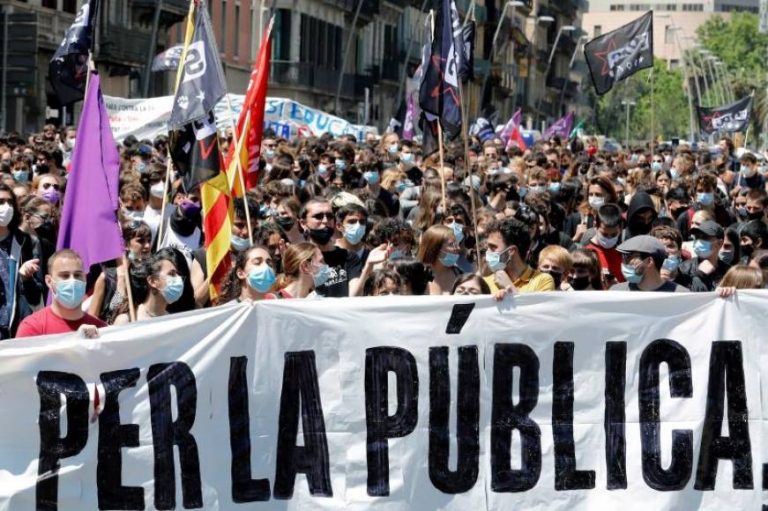Estudiantes separatistas y comunistas protestan bajo «por la República» Catalana en Barcelona