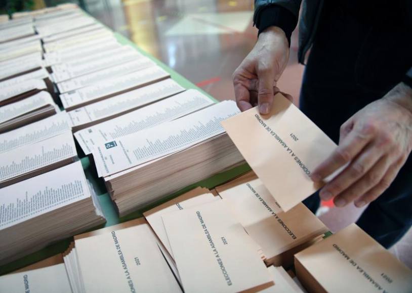 FOTOGRAFÍA. MADRID (ESPAÑA), 04.05.2021. Un miembro de la mesa electorales. Efe