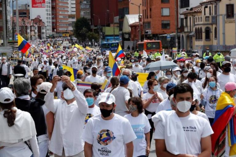 Miles de personas protestan en Colombia contra las protestas