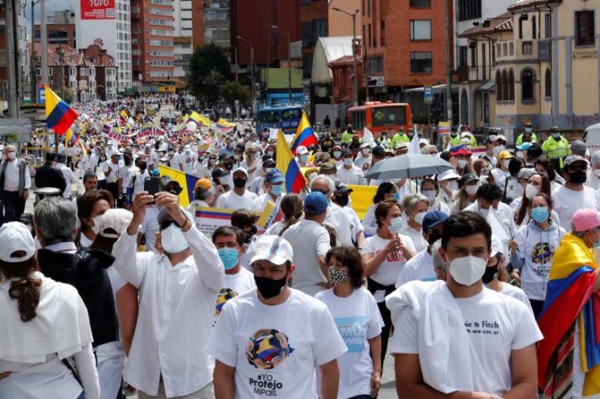 FOTOGRAFÍA. BOGOTÁ (COLOMBIA), 30.05.2021. Miles de personas fueron registradas este domingo, durante una marcha que rechaza y pide el fin del 'Paro Nacional'. Efe