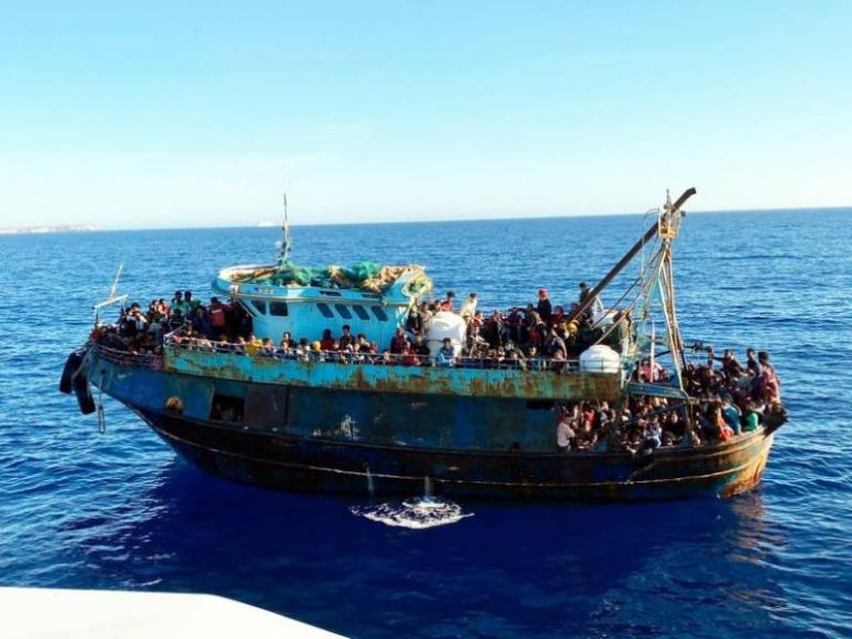 situación de emergencia en Lampedusa (Italia) por la llegada de más de 2.000 inmigrantes ilegales en 20 barcos en 24 horas