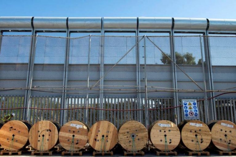 Entrada masiva se inmigrantes en Melilla (España) a la carrera, bordeando el dique sur que separa Melilla de Marruecos