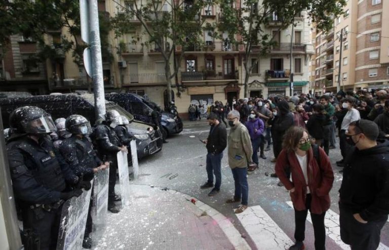 CUP y los suyos ocupan la sede de ERC por permitir los desahucios en Cataluña