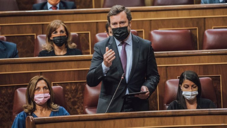 Espinosa a Calvo: «Para los españoles su gobierno es un peligro»