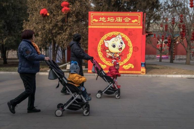 Una relajación de planificación familiar y permitirá tener un tercer hijo en China