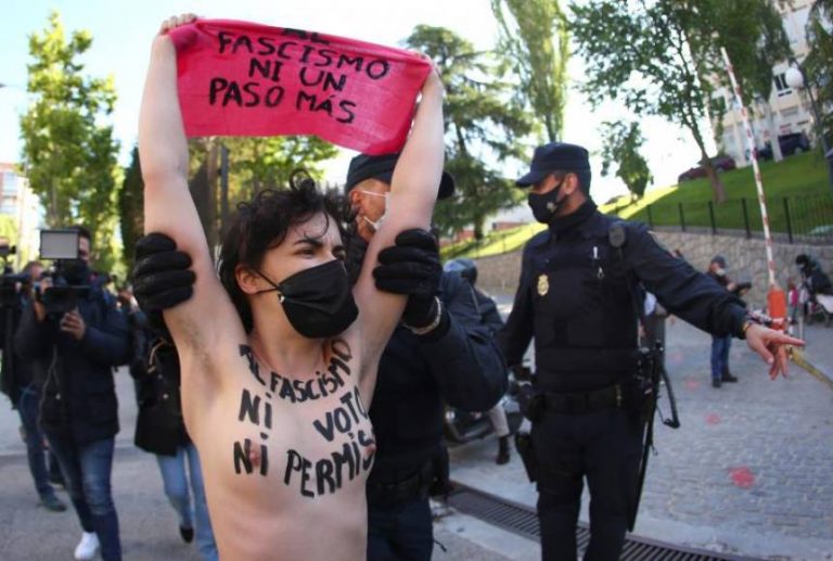 La Policía Nacional retiene a las atacantes de ultraizquierda que han amenazado a la candidata de VOX Rocío Monasterio ante el colegio electoral del 4M