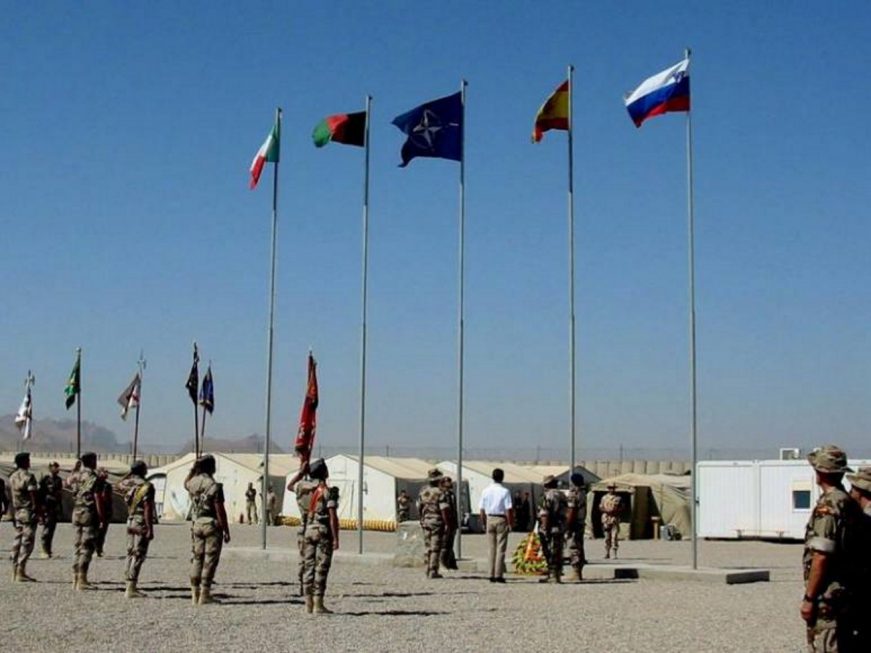 FOTOGRAFÍA. AFGANISTÁN AÑO 2005. Homenaje tributado en Herat a los diecisiete soldados españoles fallecidos en 2005 en el siniestro de un helicóptero «Cougar».. Efe