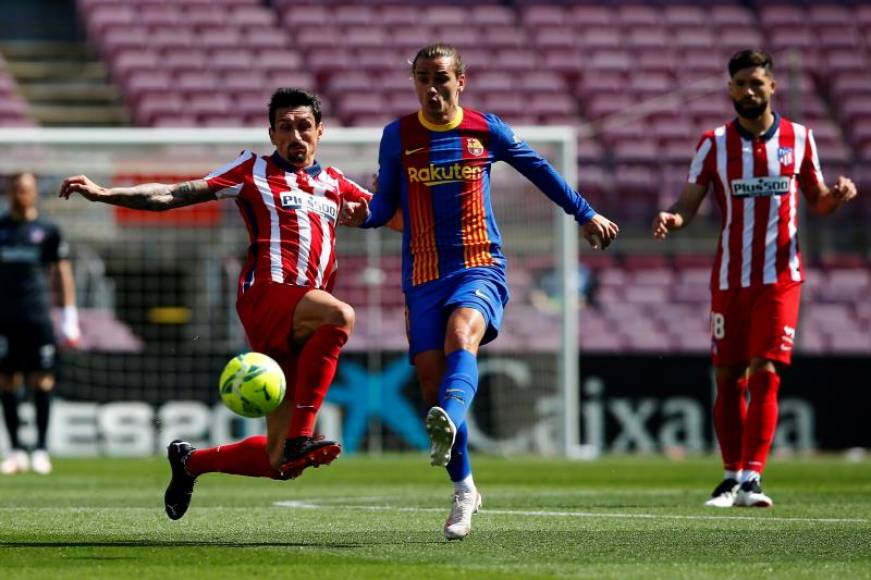 FOTOGRAFÍA. BARCELONA (ESPAÑA), 08.05.2021. El jugador del Atlético de Madrid Stefan Savic intenta cortar el avance de Antoine Griezmann, del FC Barcelona. Efe