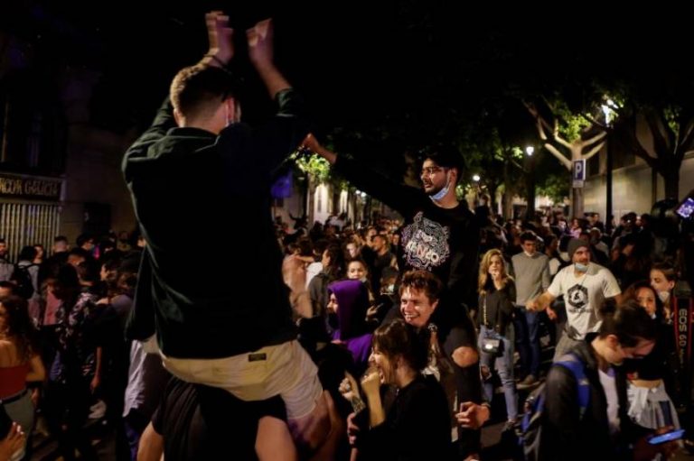 Fin de estado de alarma en Cataluña con botellones y fiestas masivas, sin mascarillas ni distancia de seguridad del COVID 19