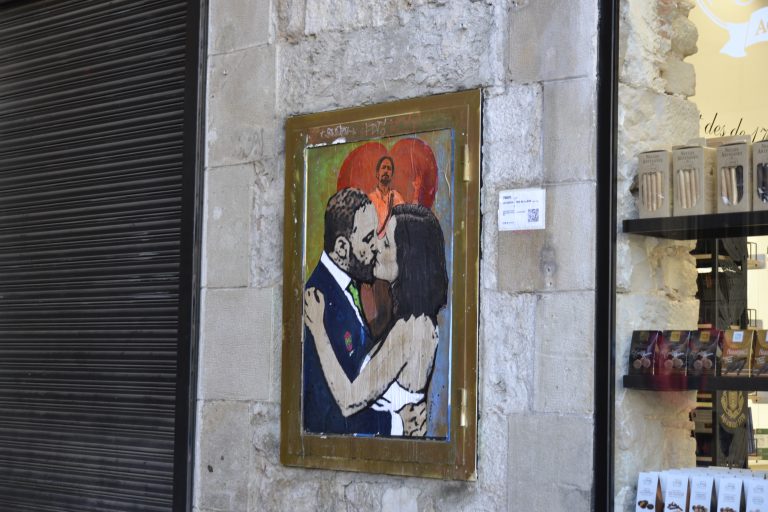 El «Santo de Ocio Nocturno» bendice el amor entre el presidente de VOX Santiago Abascal e Isabel Díaz Ayuso (PP)