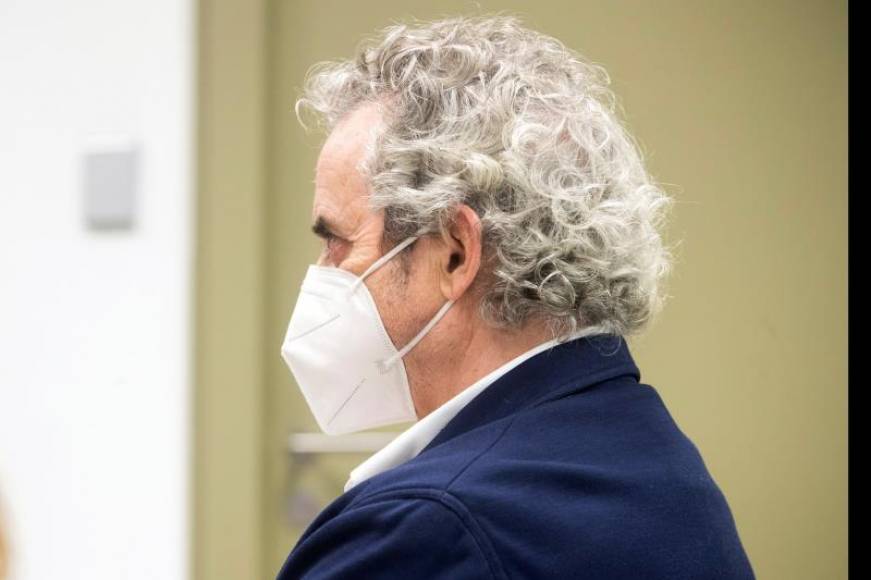 FOTOGRAFÍA. BARCELONA (ESPAÑA), 12.05.2021. El escritor Ildefonso Falcones se sienta desde hoy en el banquillo, acusado de defraudar a Hacienda 1,4 millones de euros. Efe