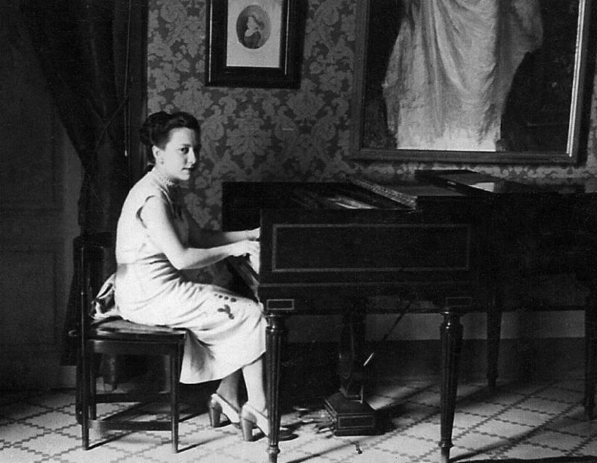 FOTOGRAFÍA. BARCELONA (ESPAÑA), 16.06.1948.lA Pianista española Alicia de Larrocha de la Calle Martínez toca el clave en la Academia Marshall. Ñ Pueblo