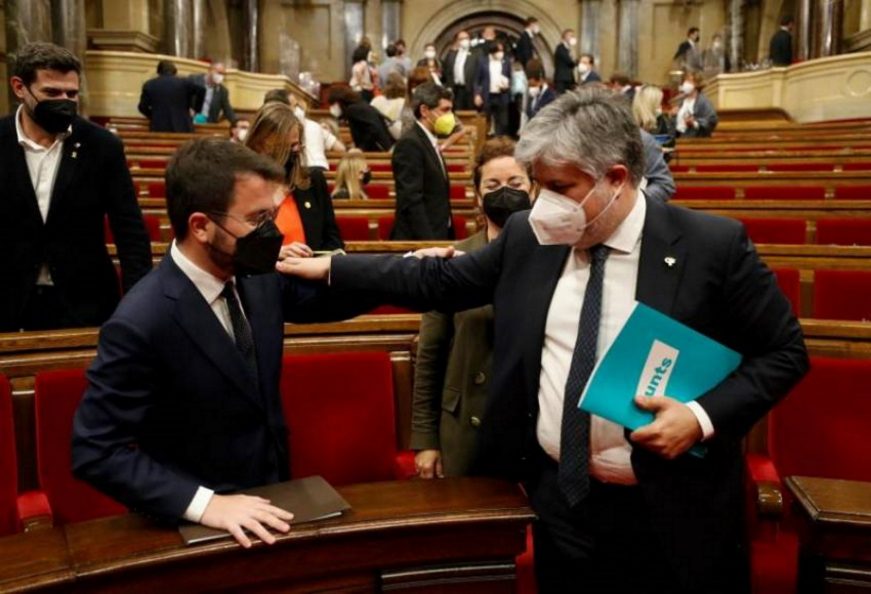 FOTOGRAFÍA. BARCELONA (ESPAÑA), 20.05.2021. El candidato de ERC a la presidencia de la Generalidad de Cataluña, Pere Aragonès (i) conversa con el diputado de JxCat Albert Bate. Efe