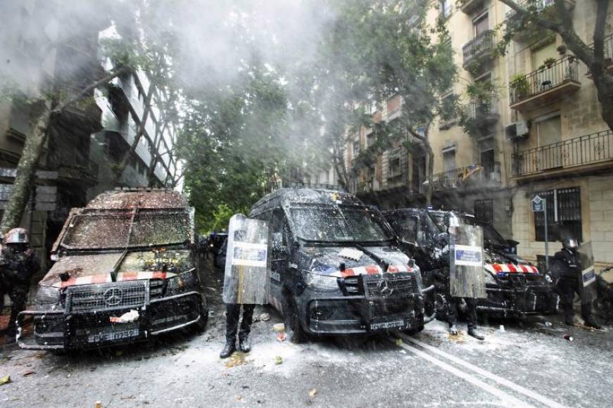 FOTOGRAFÍA. BARCELONA (ESPAÑA), 25.05.2201. Los simpatizantes de CUP y diputados de CUP atacan a los Mozos. Efe