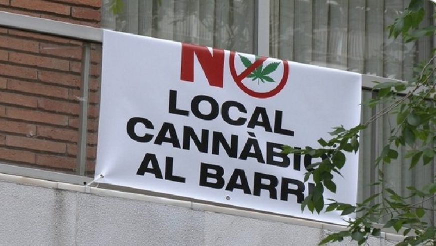 FOTOGRAFÍA. BARCELONA (ESPAÑA), 30.04.2021. Un cartel de propaganda de venta de droga señala la existencia de un nuevo local de la droga del «cánnabis». (Ñ Pueblo)
