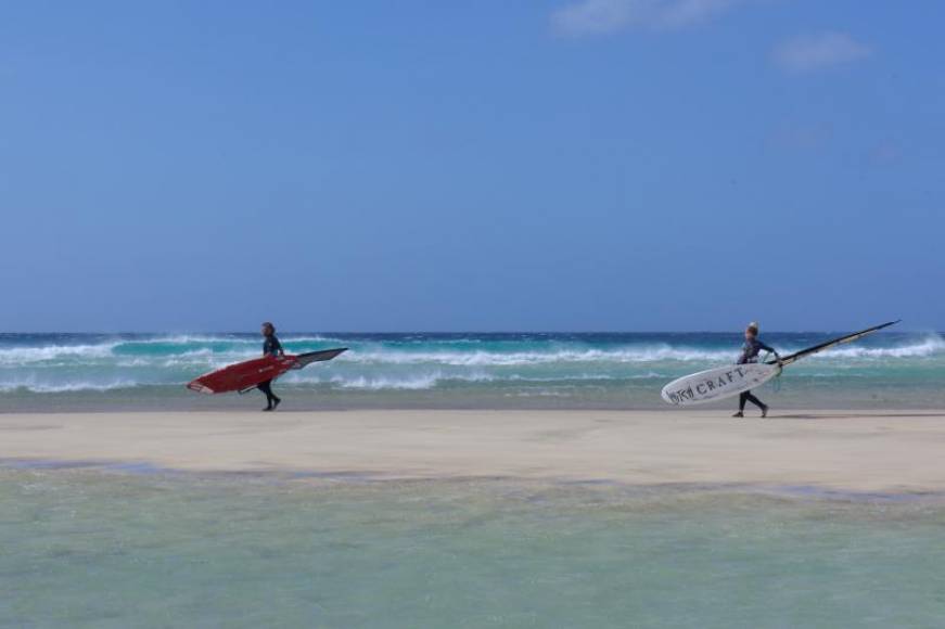 FOTOGRAFÍA. CANARIA (ESPAÑA), 20.0.2021. os personas se disponen a hacer windsurf en Canarias. Efe