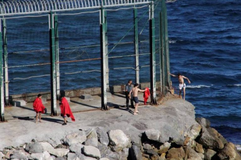 Melilla pide desplegar el Ejército en la ciudad ante la invasión marroquí en Ceuta