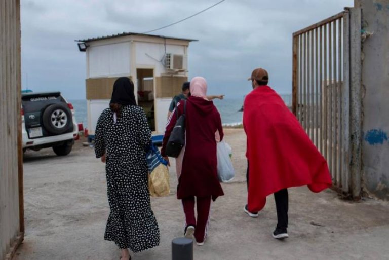 La Policía retira de las calles a inmigrantes ilegales de la invasión de Ceuta para su deportación