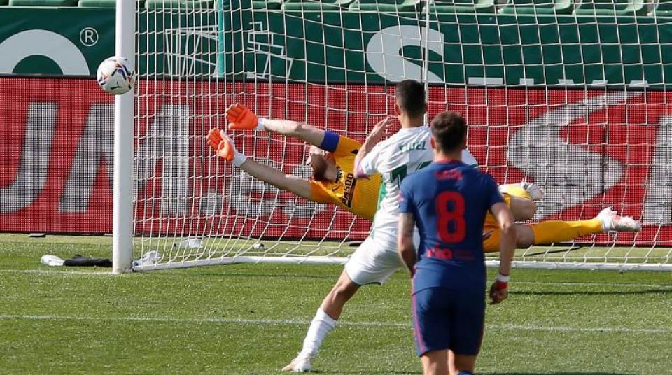 FOTOGRAFÍA. ELCHE (ESPAÑA), 01.05.2021. El guardameta esloveno del Atlético de Madrid, Jan Oblak, intenta detener el penalti lanzado por el centrocampista del Elche. Efe