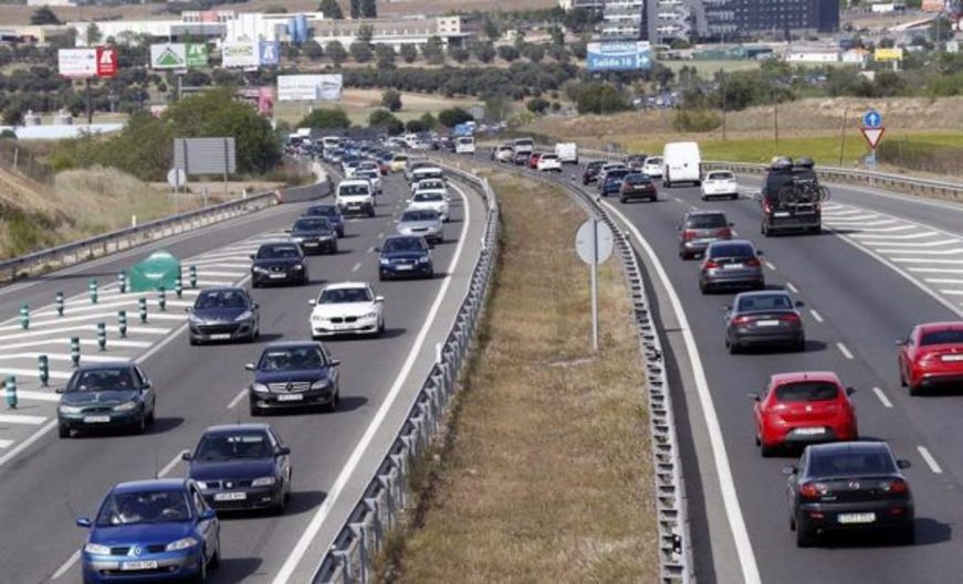 FOTOGRAFÍA. EXTREMADURA (ESPAÑA),05.06.2017. Tráfico a la altura del kilómetro 20 de la A-5 (autovía de Extremadura) a la salida de Madrid. Efe