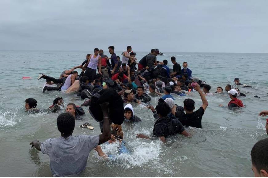 FOTOGRAFÍA. FNIDEQ 8MARRUECOS), 18.05.2021. Un grupo de inmigrantes ilegales marroquíes, entre ellos varios Menores Extranjeros No Acompañados (MENAS). Efe