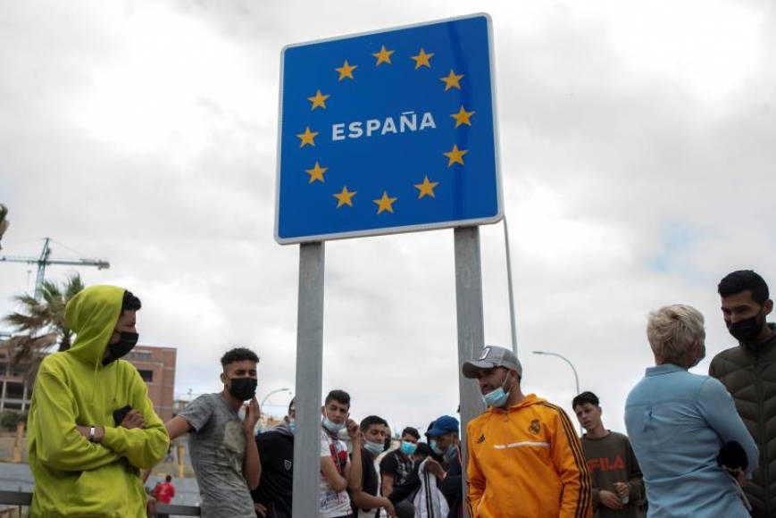 FOTOGRAFÍA. FRONTERA CEUTA (ESPAÑA) Y CASTILLEJOS (MARRUECOS), 18.05.2021. Varios inmigrantes ilegales marroquíes, entre ellos varios MENA. Efe