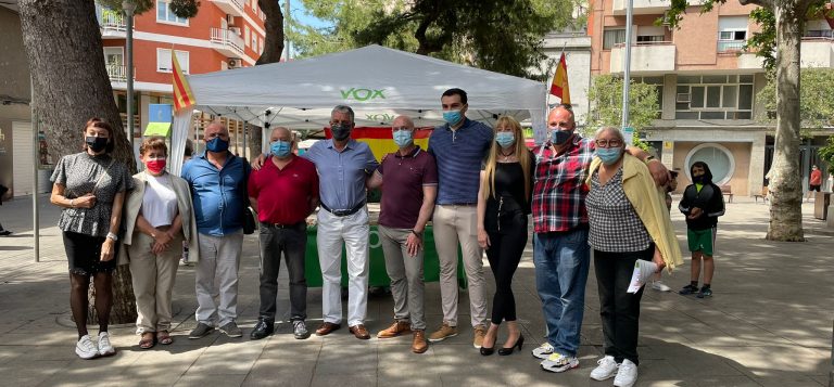 El diputado de VOX Juan Carlos Segura Just apoya a los vecinos en Plaza Española de Hospitalet (Barcelona)