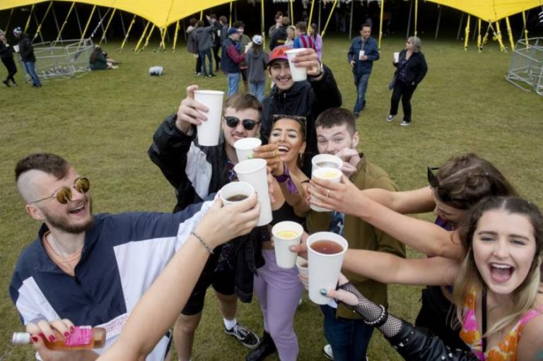 Solo 15 personas positivos por COVID 19 entre las 60.000 asistentes a eventos masivos del Reino Unido