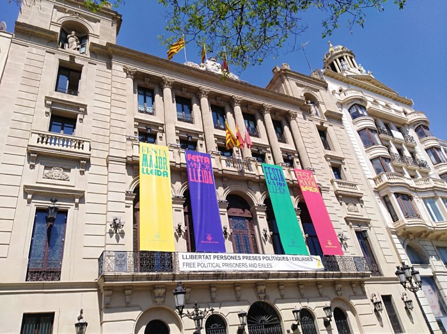 FOTOGRAFÍA. LÉRIDA (ESPAÑA), 05.05.2021. La fachada del Ayuntamiento de Lérida (Cataluña) luce una pancarta que viola el principio de objetividad y neutralidad. Ñ Pueblo