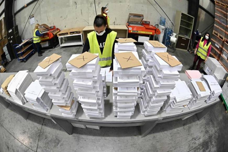 FOTOGRAFÍA. MADRID (ESPAÑA), 03.0.2021. Una operaria organiza parte del material destinado a las elecciones autonómicas del 4 de mayo. Efe