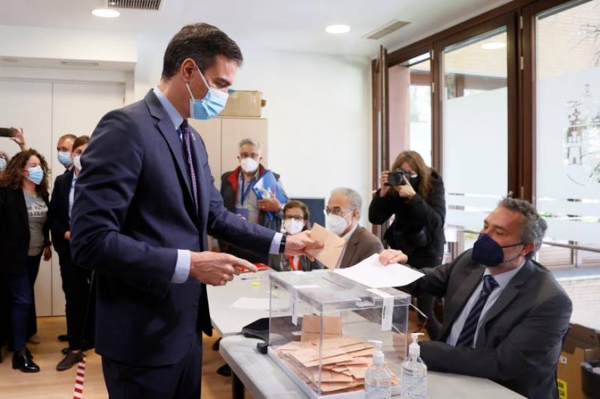 FOTOGRAFÍA. MADRID (ESPAÑA), 04.05.2021. El presidente del Gobierno, Pedro Sánchez vota en las elecciones autonómicas del 4M de Madrid. Efe