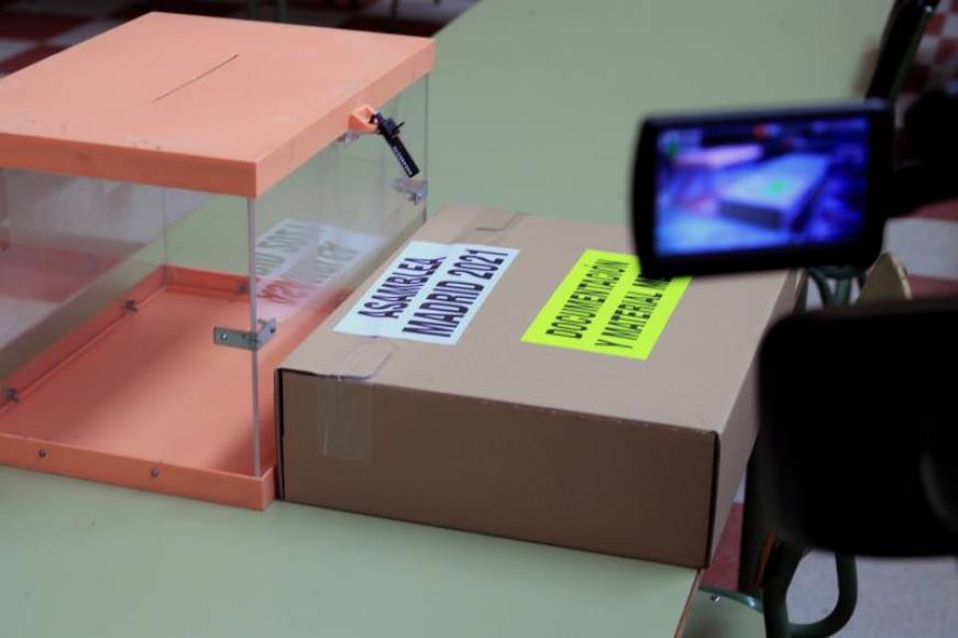 FOTOGRAFÍA. MADRID (ESPAÑA), 04.05.2021. Vista de una de las urnas ya listas en el colegio Ciudad de Roma en la víspera de las elecciones a la Comunidad de Madrid. Efe